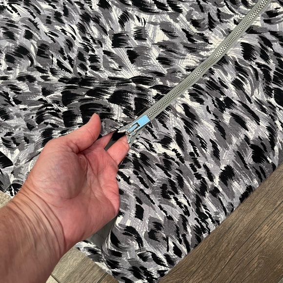 Talbots Gray Black Animal Abstract Print Front Zipper Pencil Skirt Size 14 - Picture 4 of 13